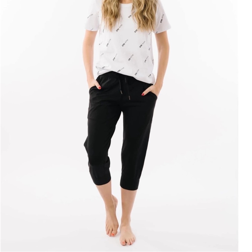 Zyia Black Ascend Capri Joggers